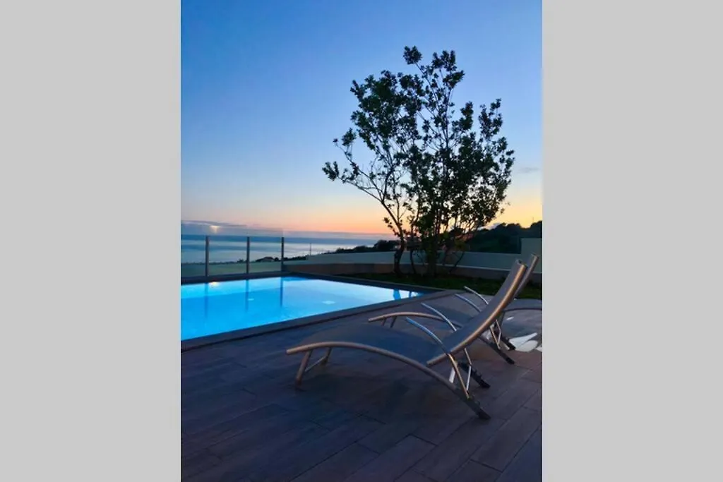 Villa Pinheira IV -Heated Swimming Pool And Jacuzzi 칼례타 포르투갈