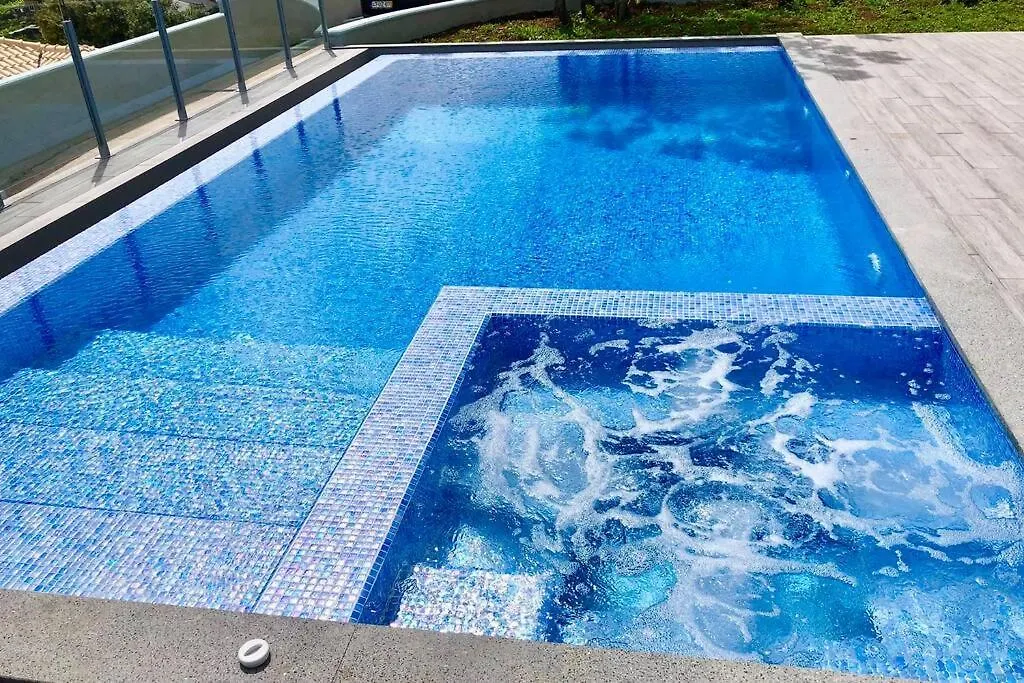 Villa Pinheira IV -Heated Swimming Pool And Jacuzzi Calheta