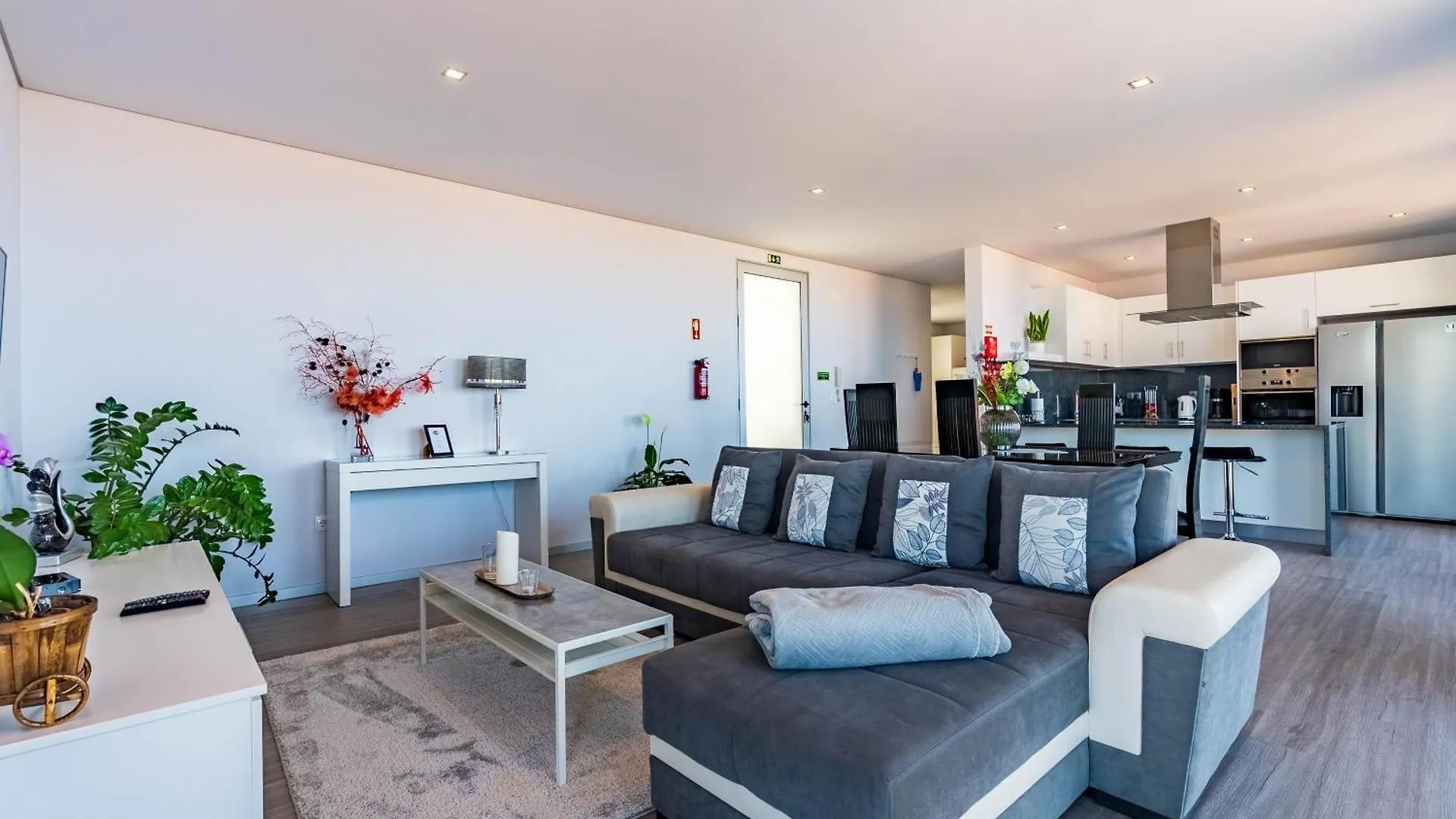 Villa Pinheira IV -Heated Swimming Pool And Jacuzzi Calheta