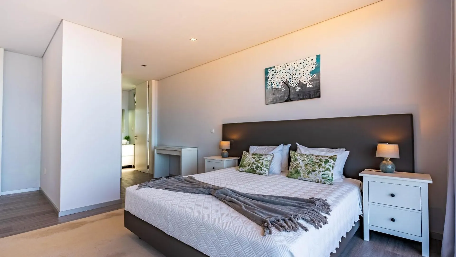 Villa Pinheira IV -Heated Swimming Pool And Jacuzzi Calheta  Portugal